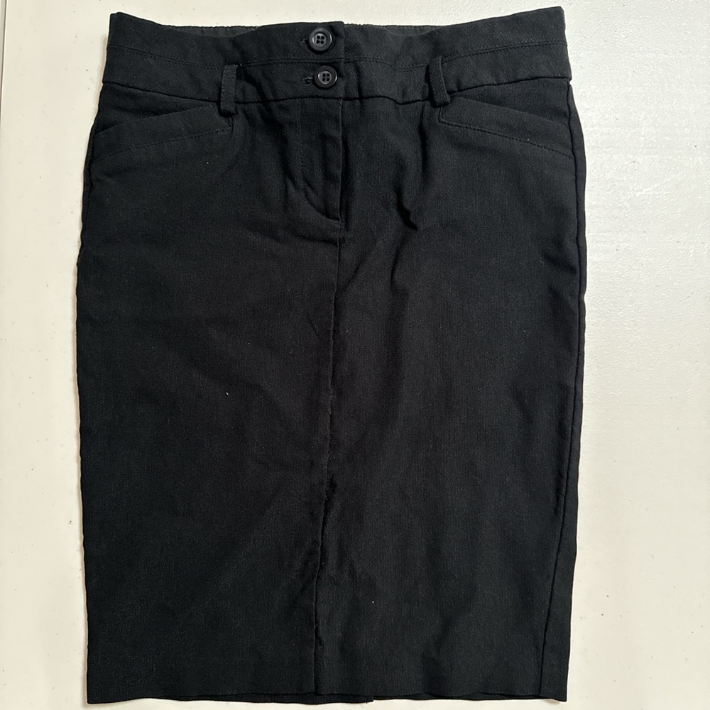 Black pencil skirt with 2 front pockets and 2 back pockets